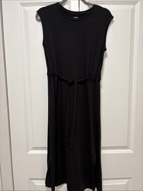 Black Sleeveless Tie-Waist dress